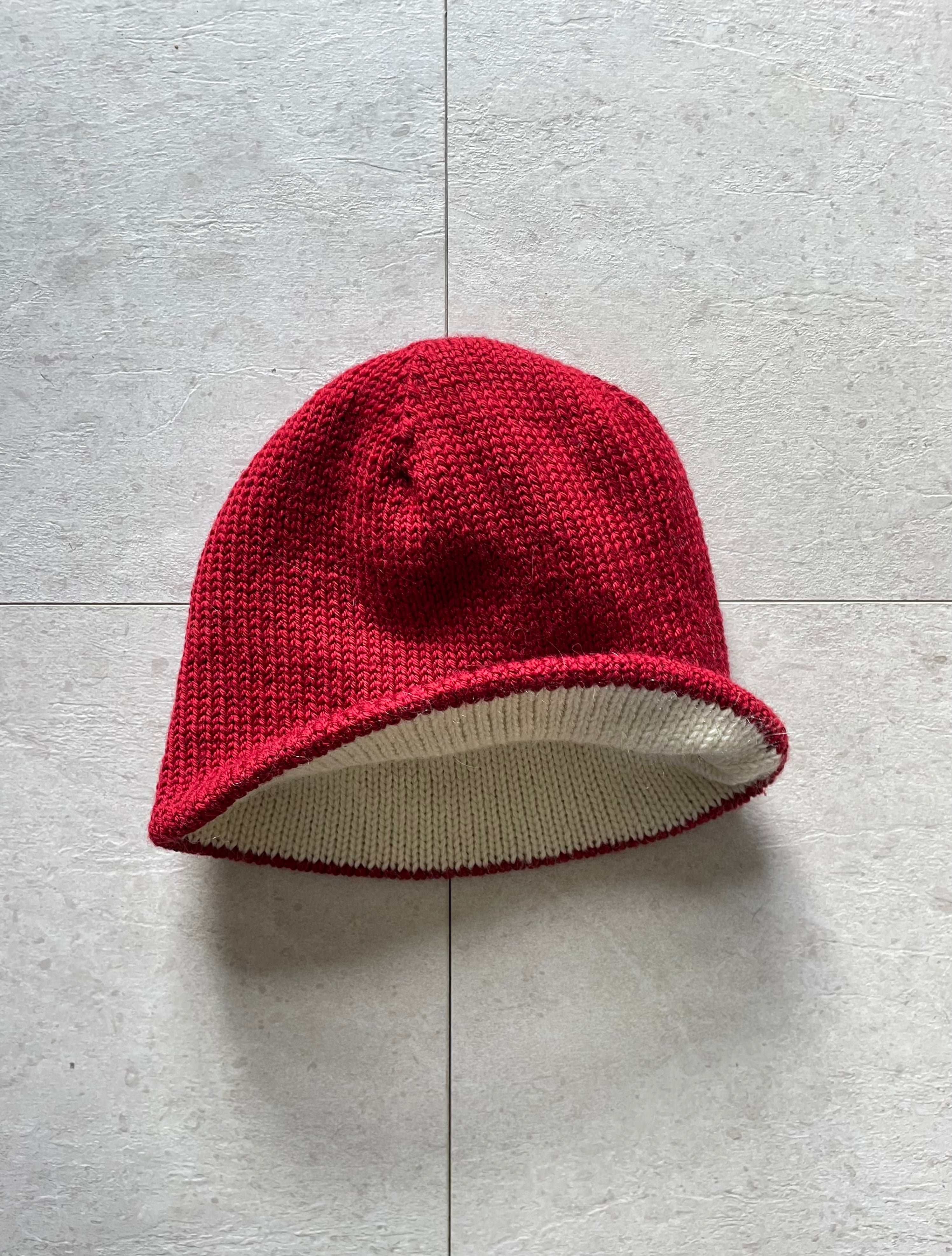 Reversible cream beanie with dark red lining