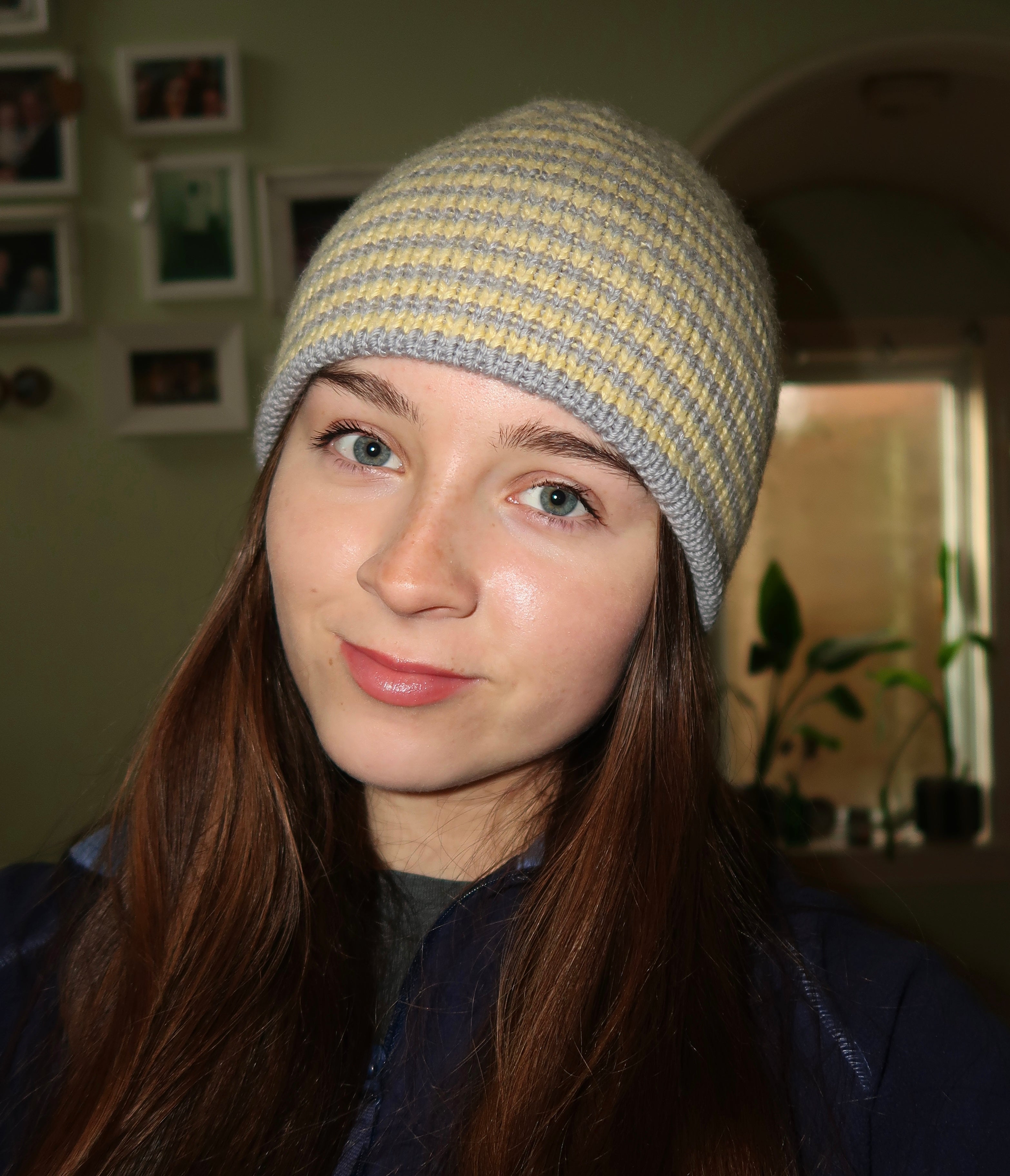 Reversible grey and yellow striped beanie