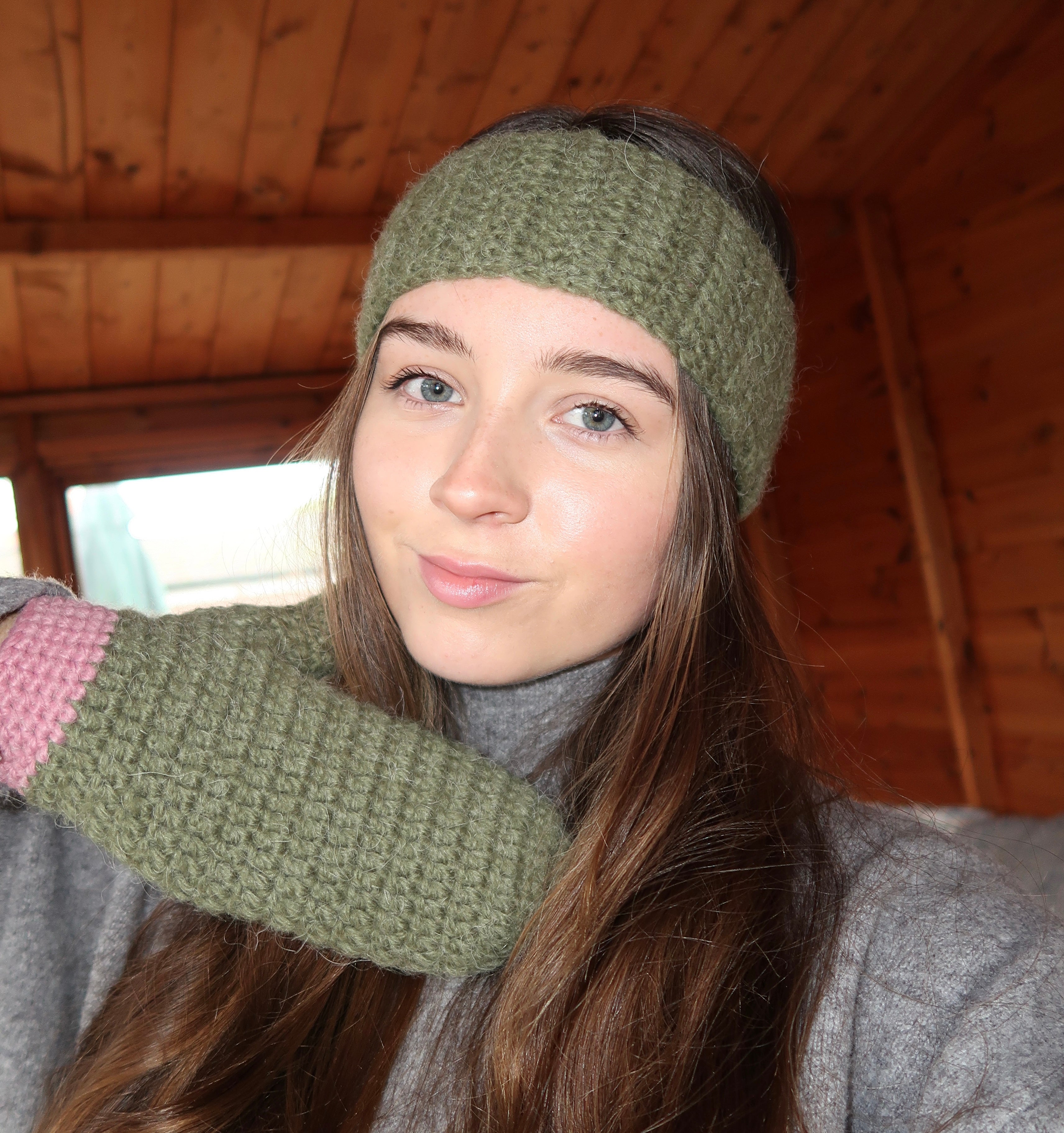 Green crochet mittens with pink edge
