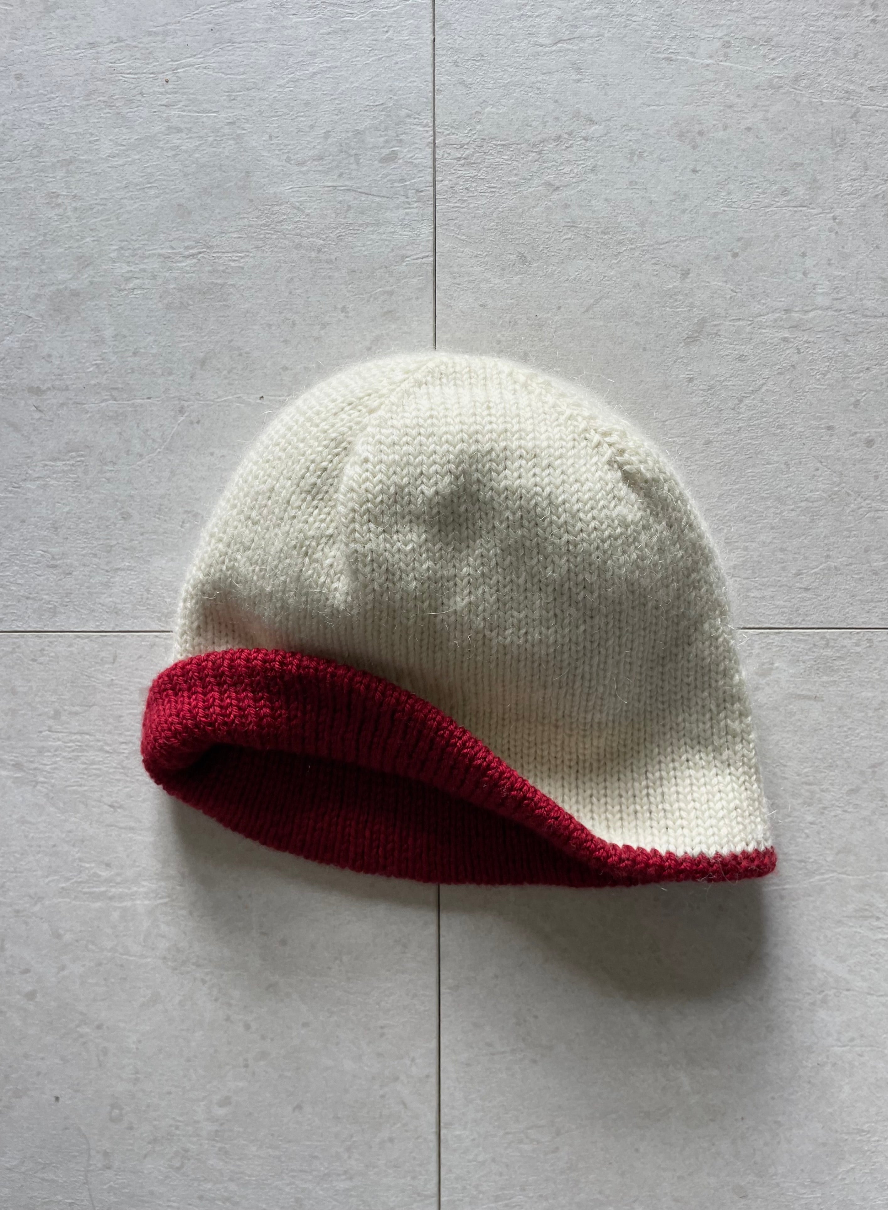 Reversible cream beanie with dark red lining
