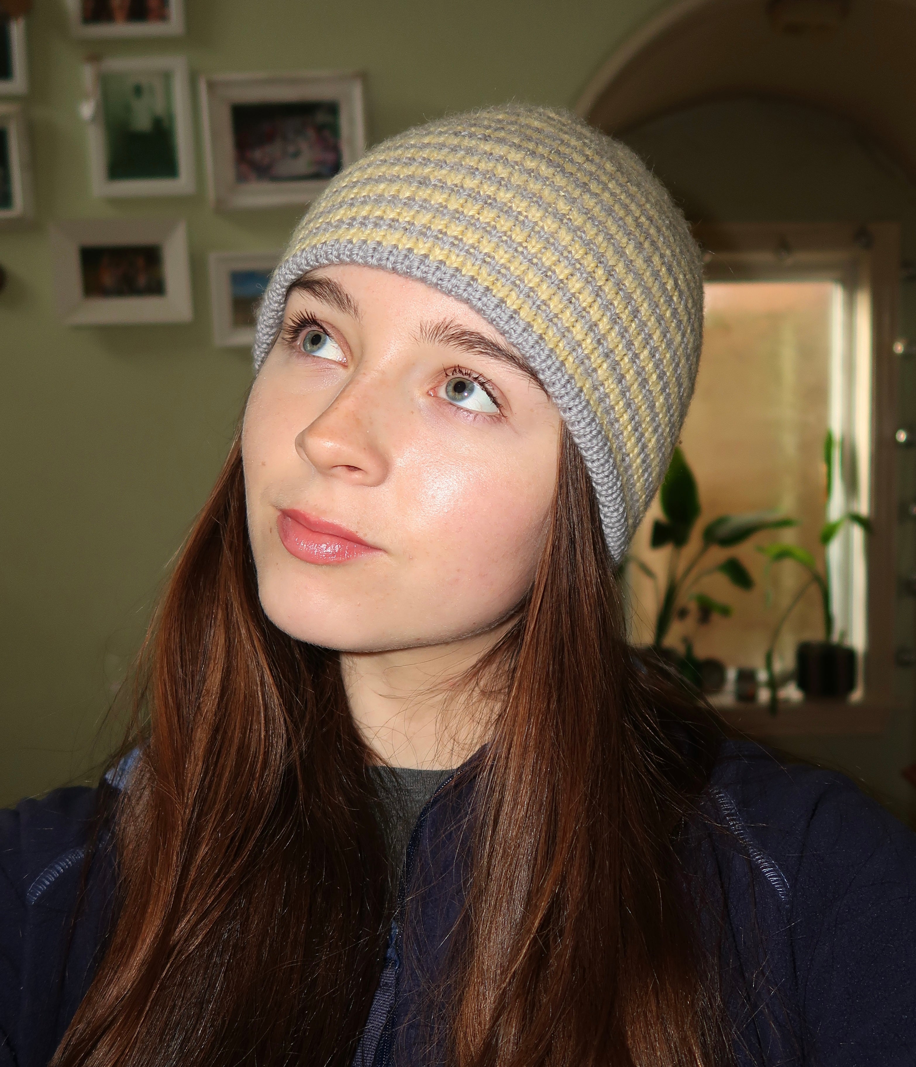 Reversible grey and yellow striped beanie