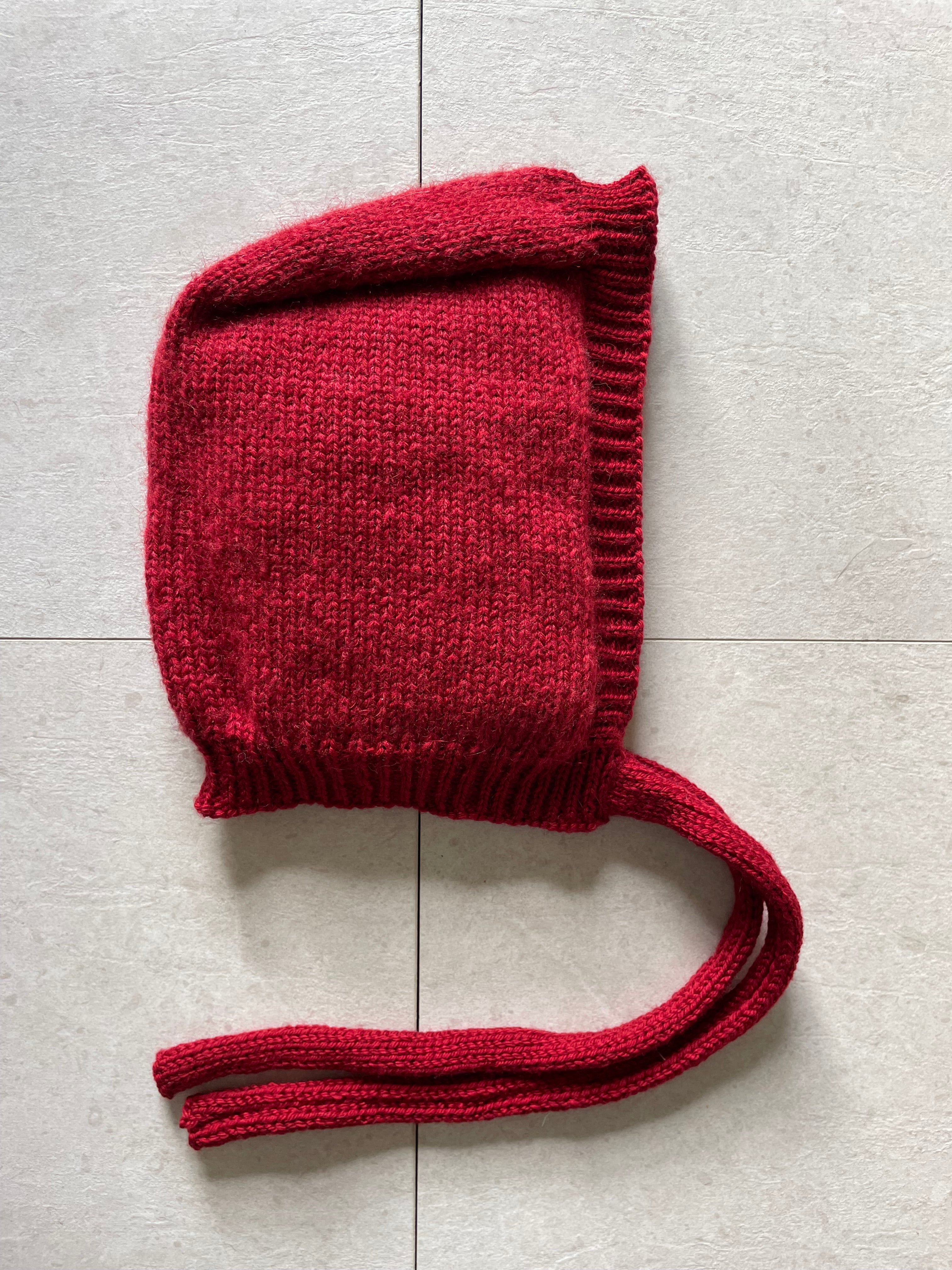 Dark red bonnet