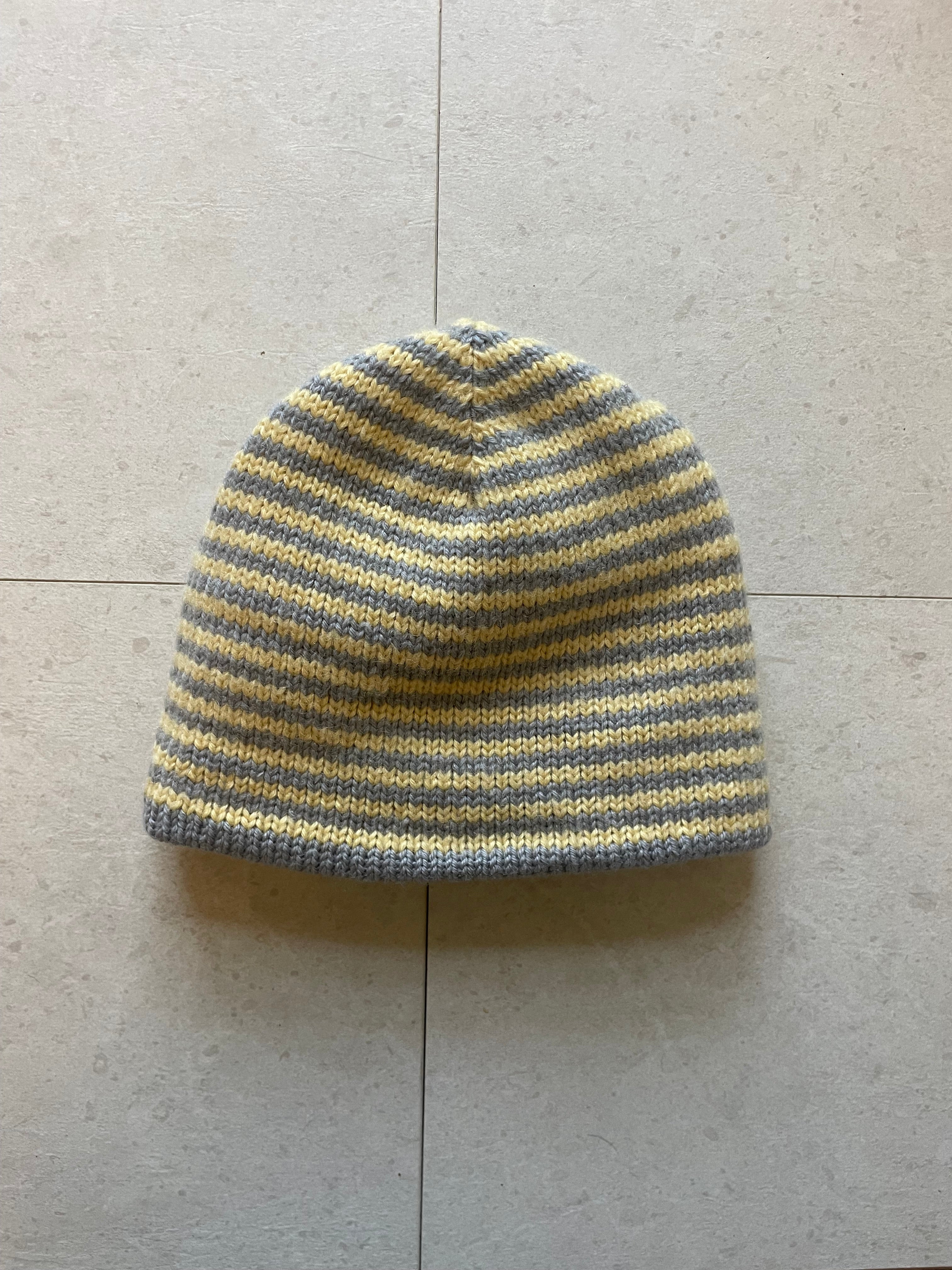 Reversible grey and yellow striped beanie