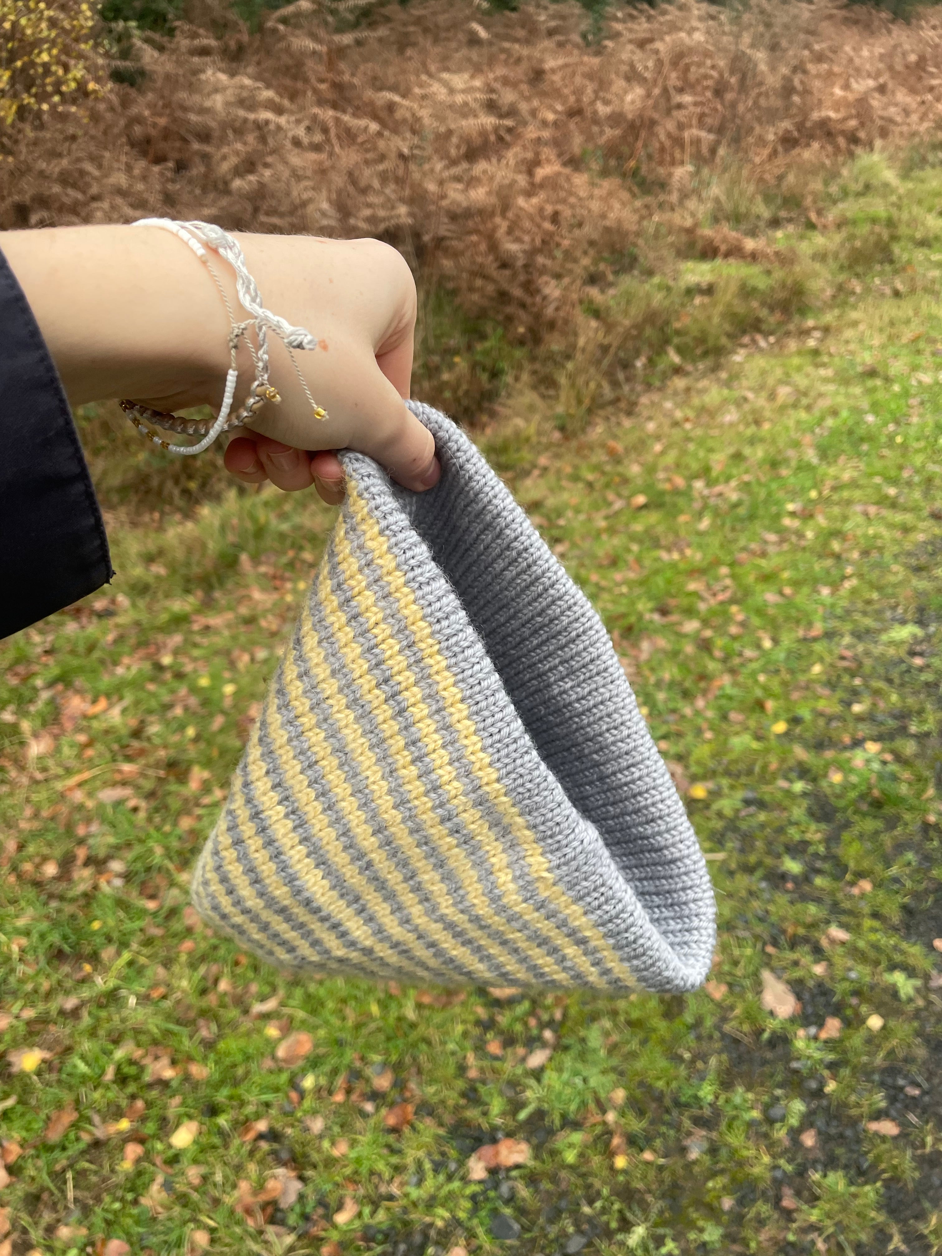 Reversible grey and yellow striped beanie