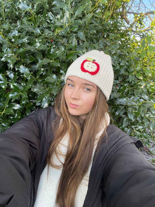 Apple beanie in cream