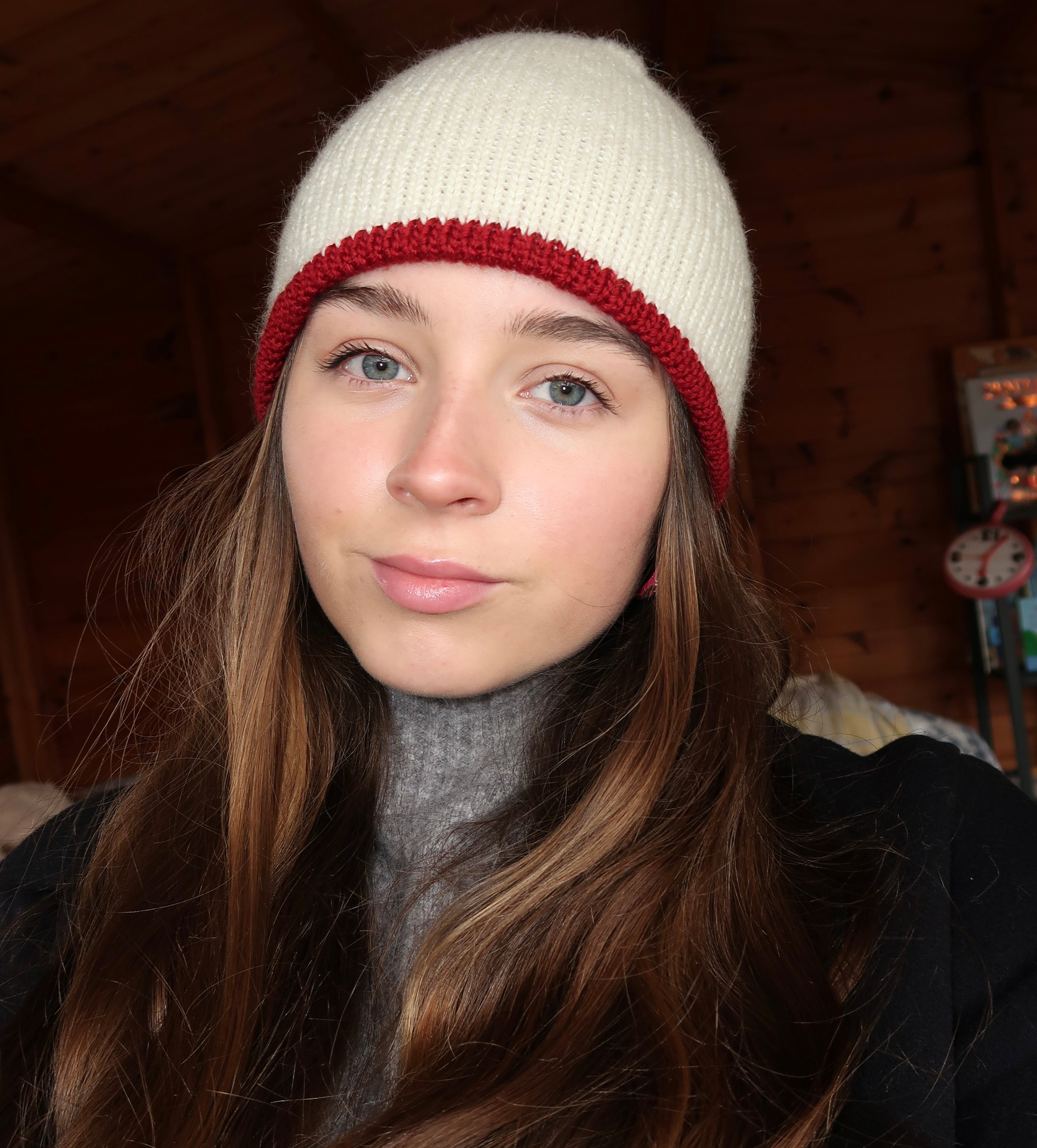 Reversible cream beanie with dark red lining