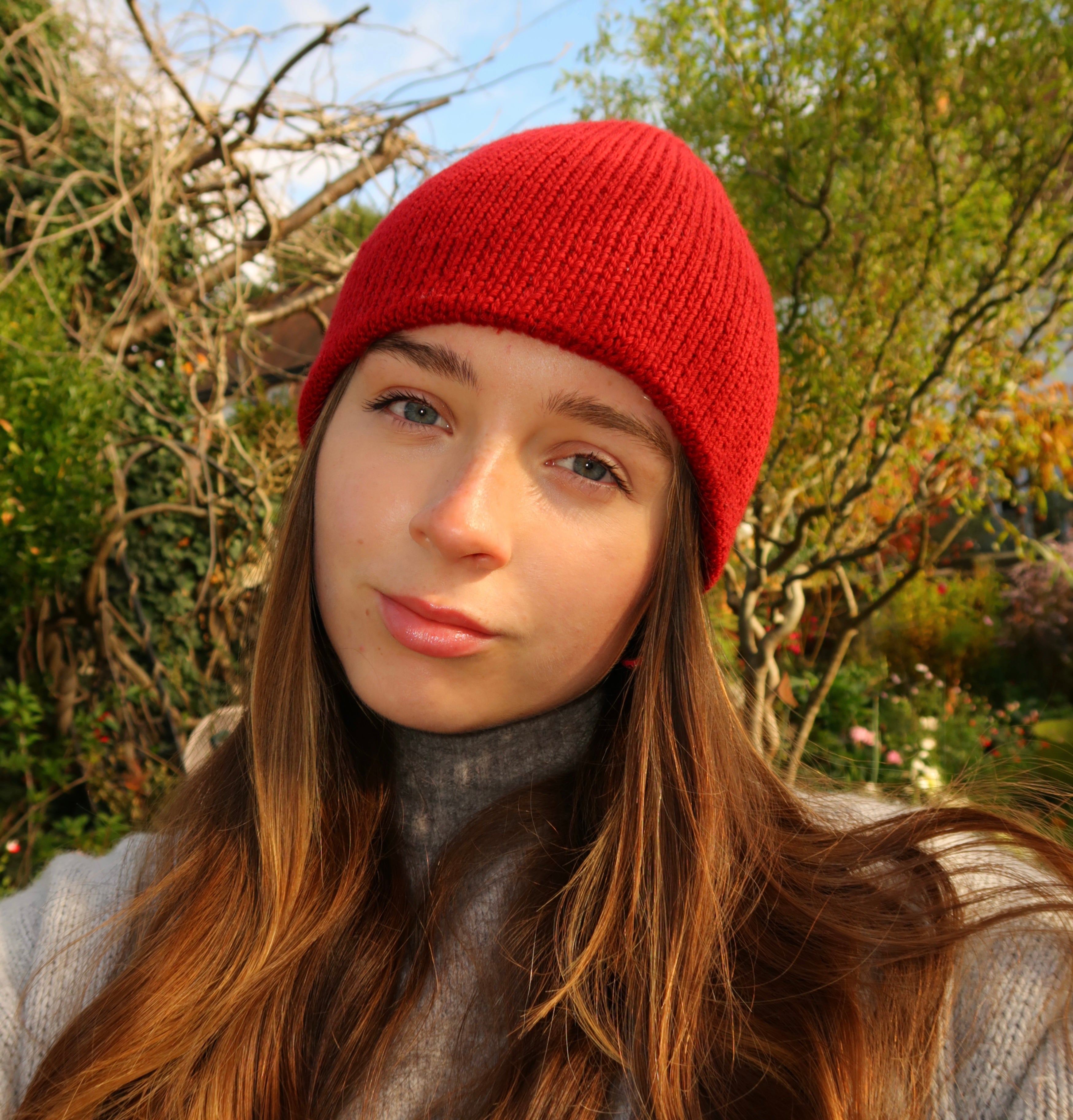 Reversible cream beanie with dark red lining