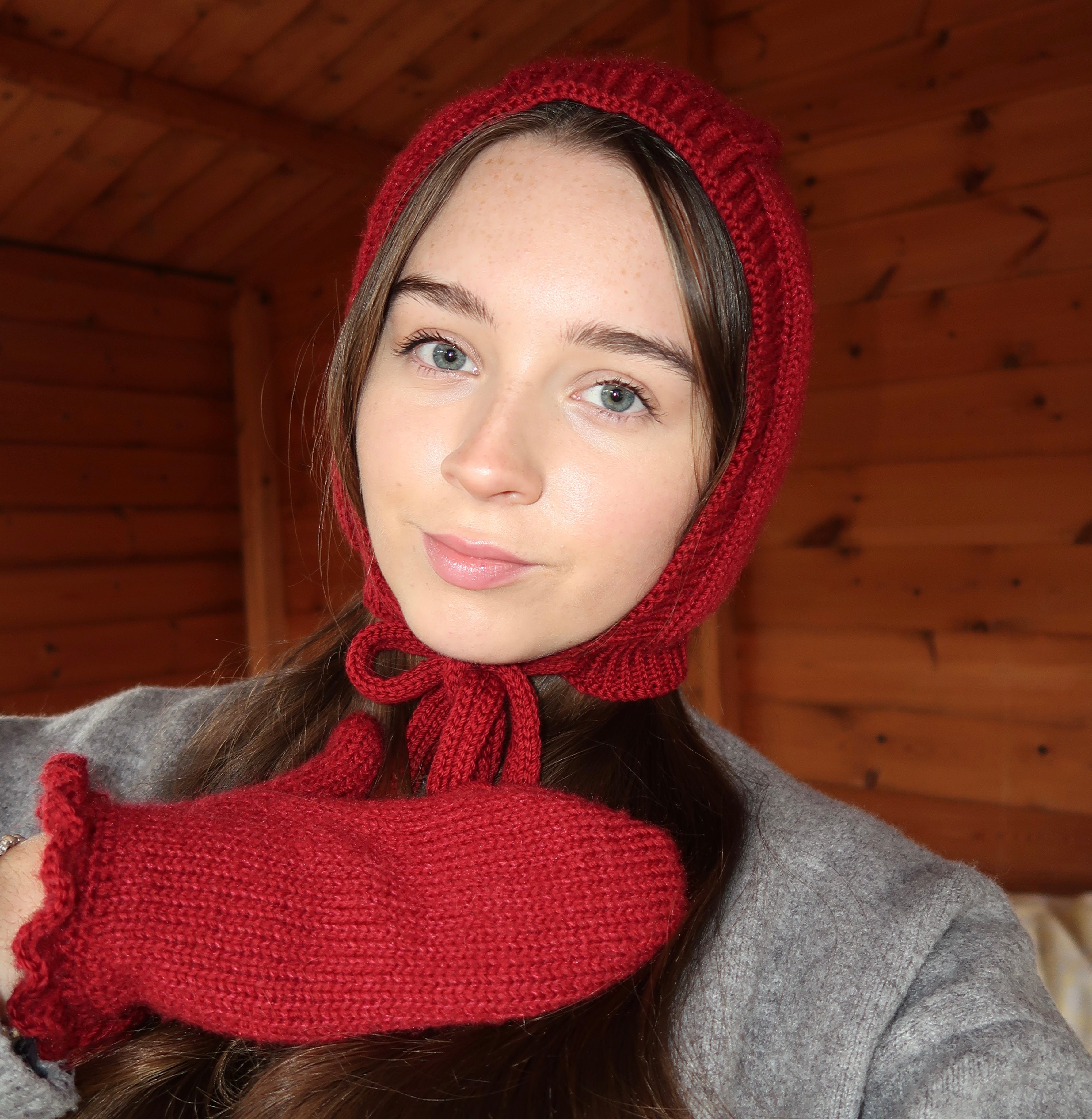 Dark red bonnet