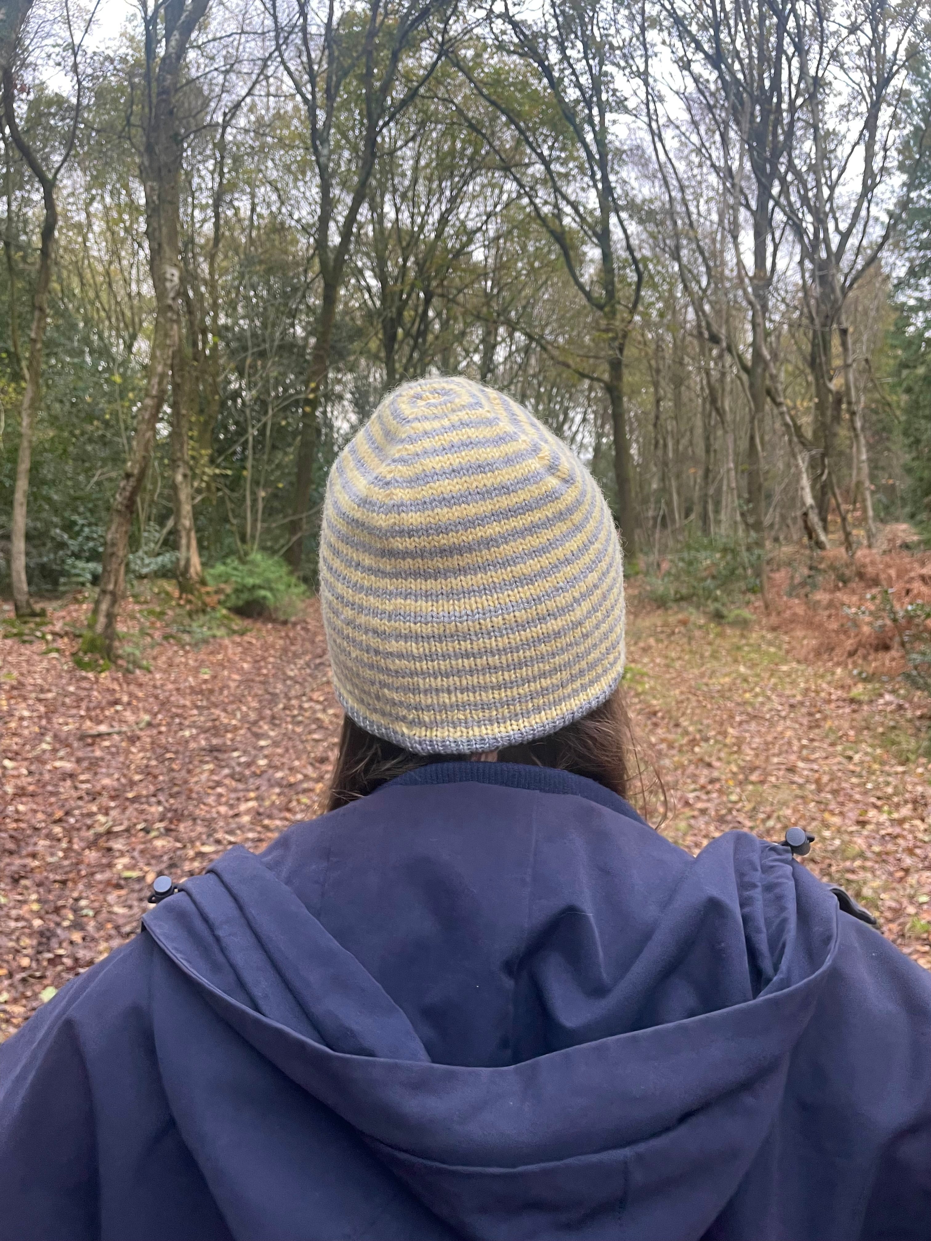 Reversible grey and yellow striped beanie